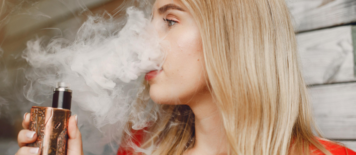 Mujer fumando un vape