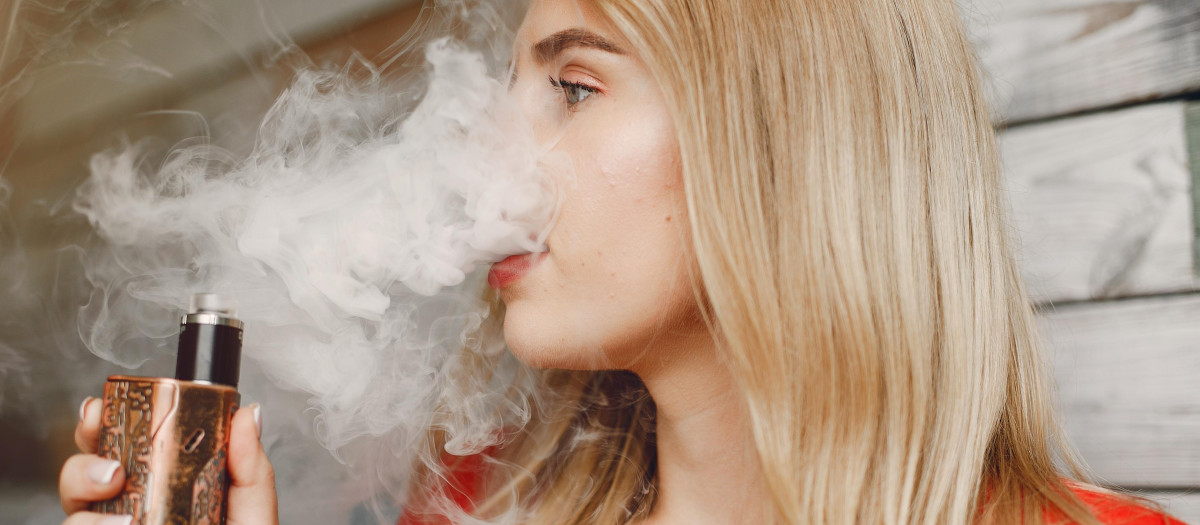 Mujer fumando un vape