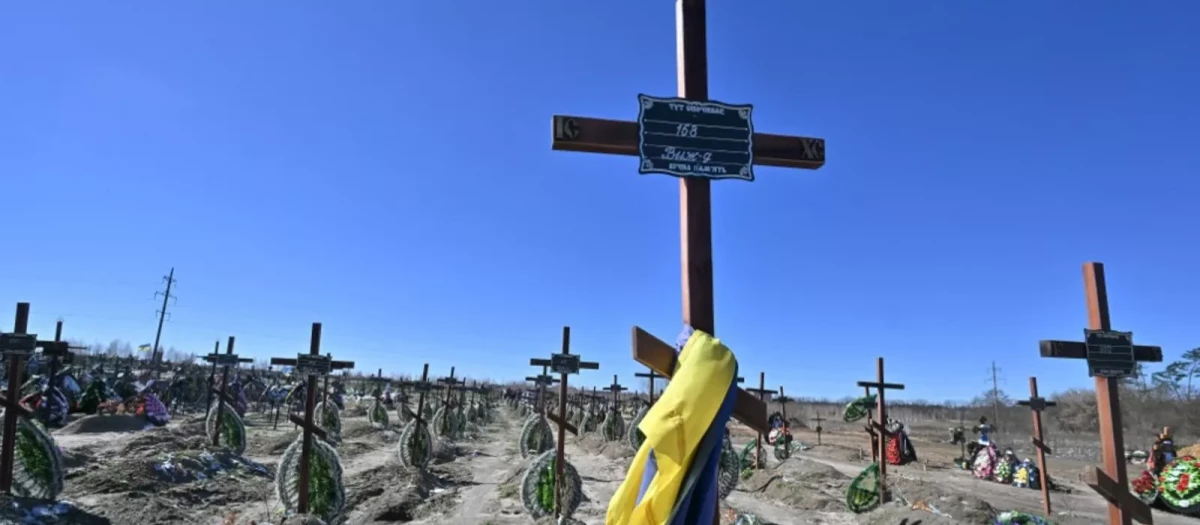 Una fotografía muestra una cruz en la tumba de una persona local no identificada, con el número 168, que fue asesinada en la ciudad ucraniana de Bucha, al noroeste de Kiev, el 30 de marzo de 2023, un día antes de la celebración del primer aniversario de la liberación de Bucha. de las tropas rusas el 31 de marzo. FOTO: AFP