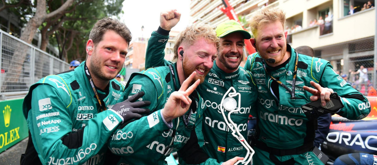 Fernando Alonso, junto a tres de los mecánicos de Aston Martin