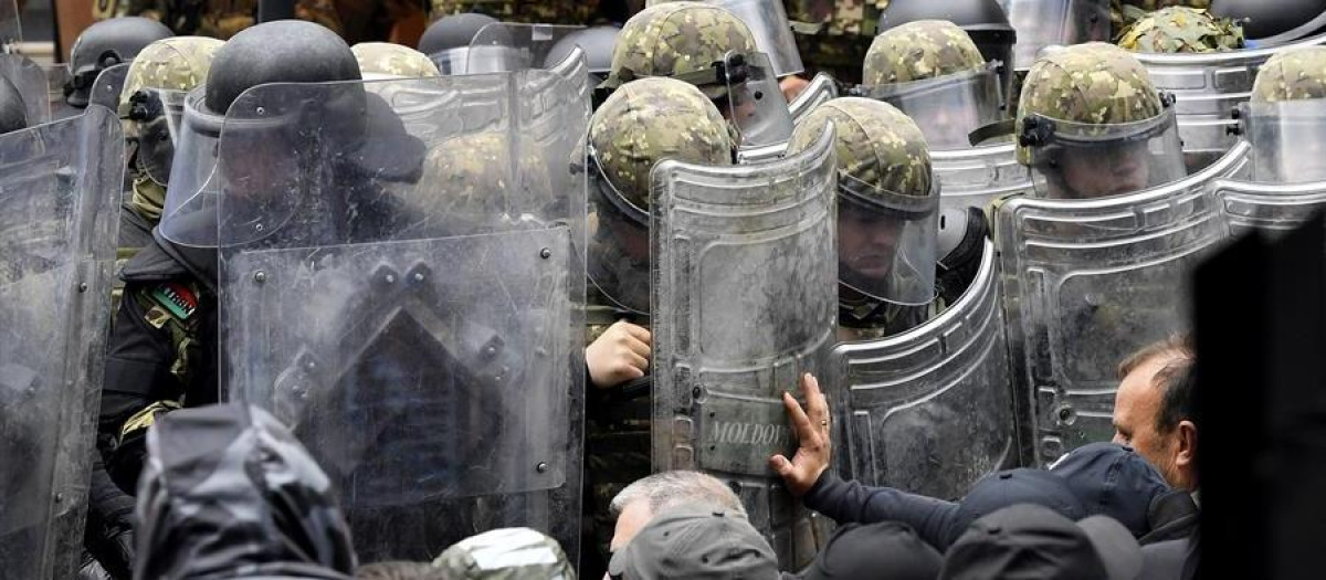 Ethnic Serbs sit on the street in front of the cordon of soldiers of NATO-led international peacekeeping Kosovo Force (KFOR) in front of the building of the municipality in Zvecan, Kosovo, 29 May 2023. Protests and clashes in Zvecan continue as tensions in northern Kosovo'Äôs region, with majority of ethnic Serbian people, arose after ethnic Albanians mayors took offices in four towns following elections boycotted by Serbian community. Serbian President Vucic on 26 May has put Serbian Army on high alert. (Elecciones, Protestas) EFE/EPA/GEORGI LICOVSKI