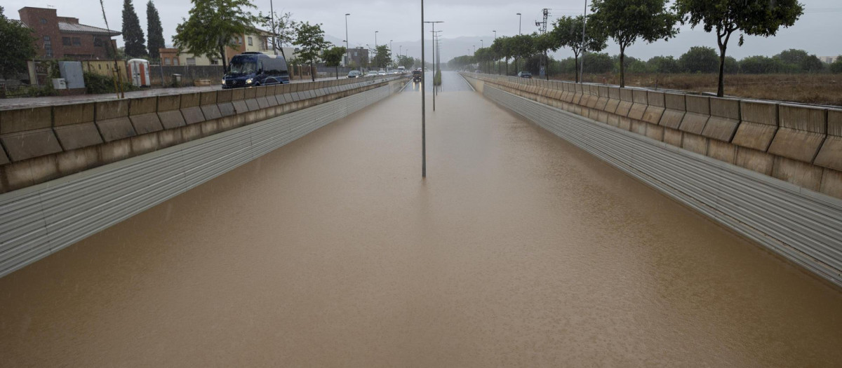 Vista general de un túnel inundado cuando el episodio de lluvias torrenciales ha dejado un registro histórico de 198 litros por metro cuadrado esta madrugada en la ciudad de Castelló -150 l/m2 caídos en dos horas-, la cifra más alta en un mes de mayo, mientras que en Benicàssim se han alcanzado los 220 l/m2 de precipitación acumulada