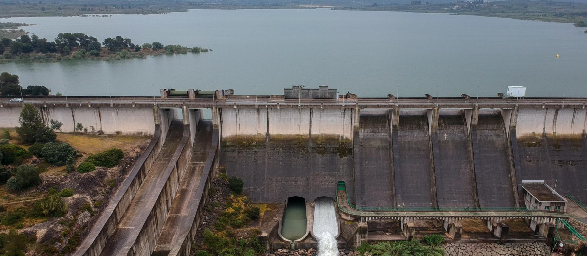 Vista general del embalse de Bellús (Valencia), que está desembalsando agua tras la gran cantidad de agua acumulada durante las últimas horas por las fuertes lluvias