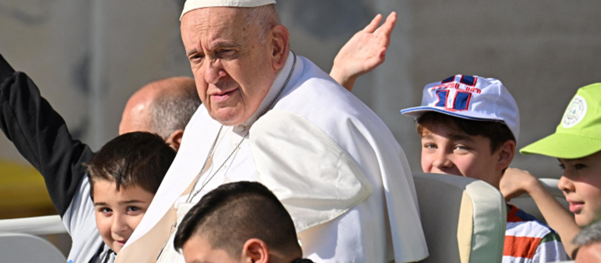 El Papa Francisco llega a la plaza de san Pedro en el Vaticano, para su tradicional Audiencia General de los miércoles.