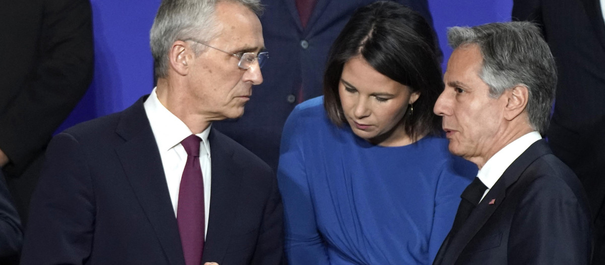 (L to R) NATO Secretary General Jens Stoltenberg, Germany's Foreign Minister Annalena Baerbock and US Secretary of State Antony Blinken talk ahead posing for an official photo during an informal meeting of the North Atlantic Council of Foreign Ministers in Oslo, Norway on June 1, 2023. (Photo by Lise Åserud / NTB / AFP) / Norway OUT