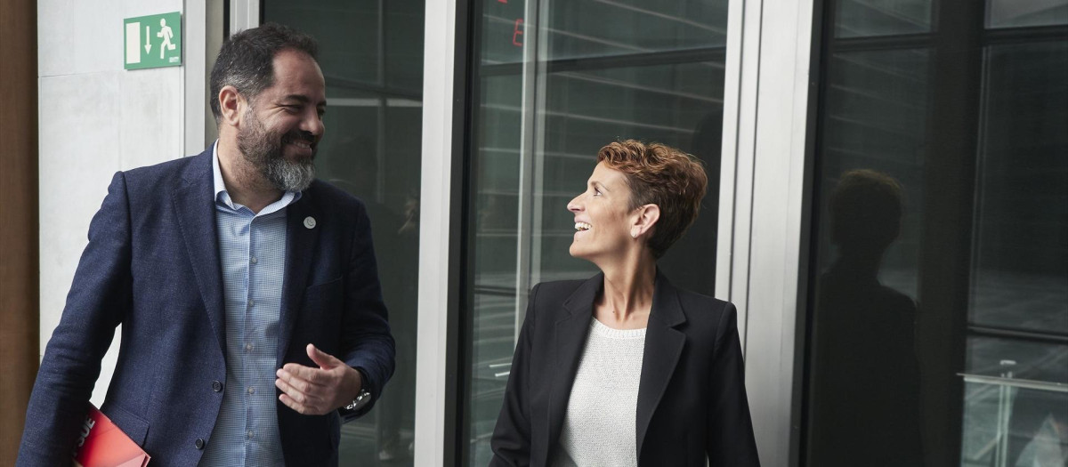 La candidata socialista, María Chivite, con el secretario de Organización del PSN, Ramón Alzórriz