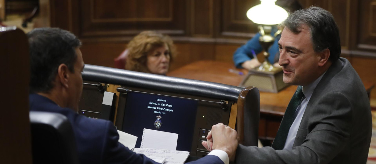 El portavoz parlamentario del PNV, Aitor Esteban (d), conversa con el presidente del Gobierno, Pedro Sánchez