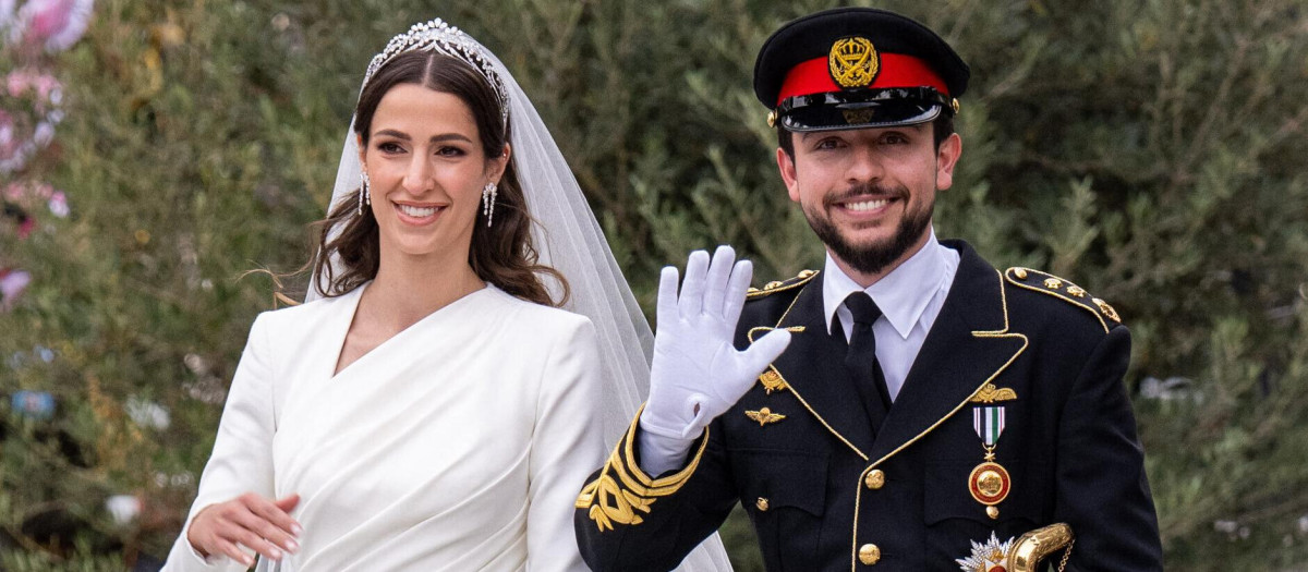 Hussein de Jordania y Rajwa Al Saif saludando al pueblo jordano recién convertidos en marido y mujer