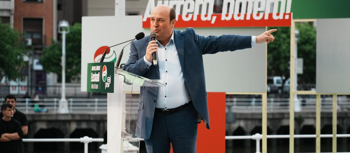El presidente del PNV, Andoni Ortuzar, aseguró esta misma semana que Sánchez les trataba como un Kleenex
