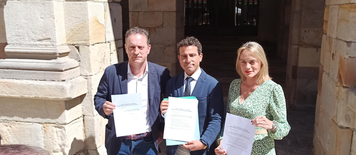 Carlos García, entre la presidenta del PP de Vizcaya, Raquel González, y el presidente de Dignidad y Justicia, Daniel Portero