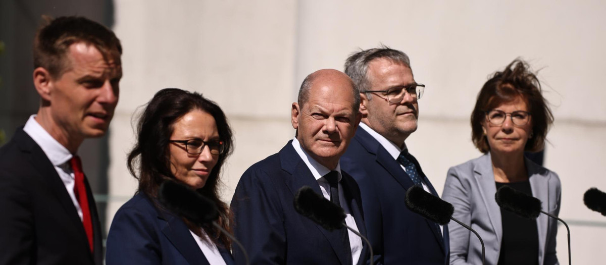 El canciller alemán, Olaf Scholz, en el centro, en un acto reciente.