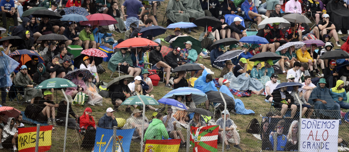 Los aficionados españoles pueblan las gradas de Montmeló animando a Fernando Alonso