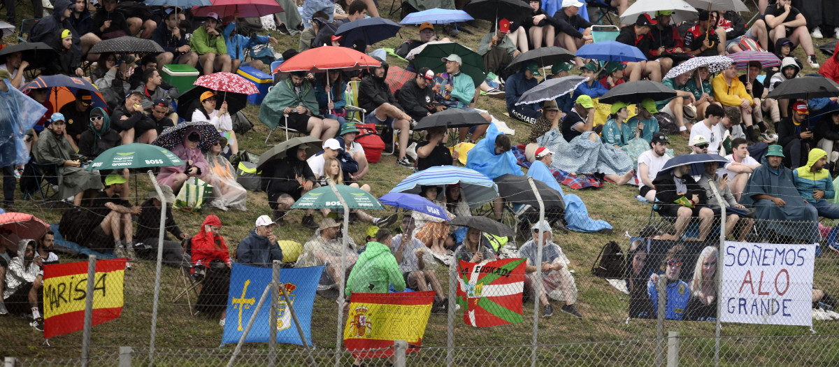 Los aficionados españoles pueblan las gradas de Montmeló animando a Fernando Alonso