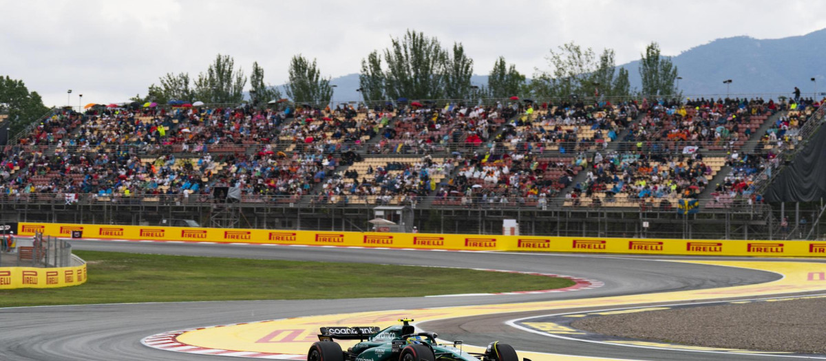 El Aston Martin de Fernando Alonso, en el circuito de Montmeló