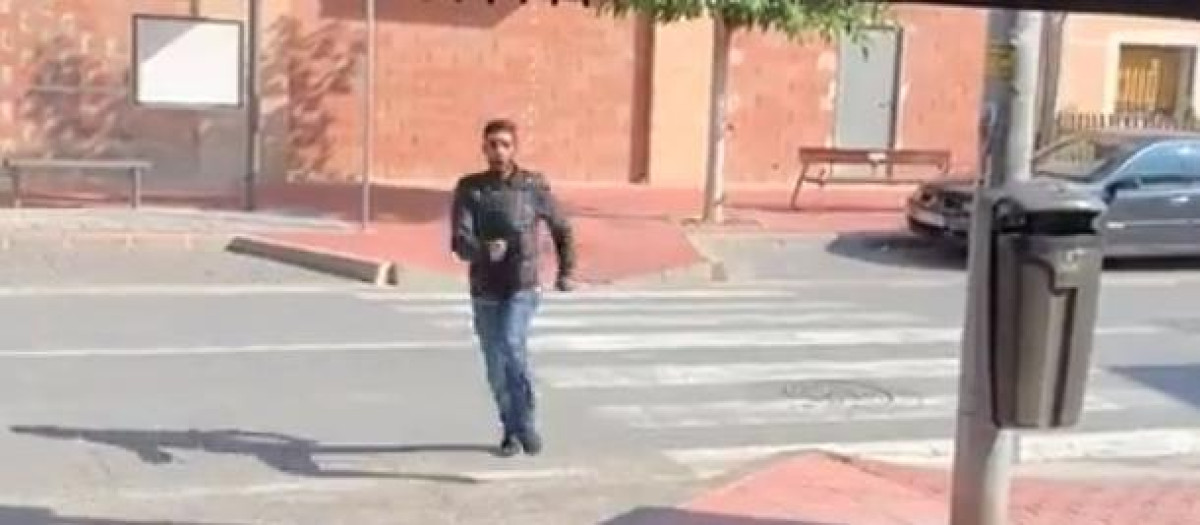 Un magrebí embiste contra el escaparate de una pastelería en Murcia y ...