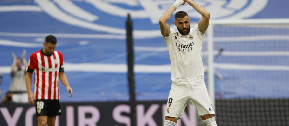 Karim Benzema se despide de los aficionados blancos presentes en el Santiago Bernabéu