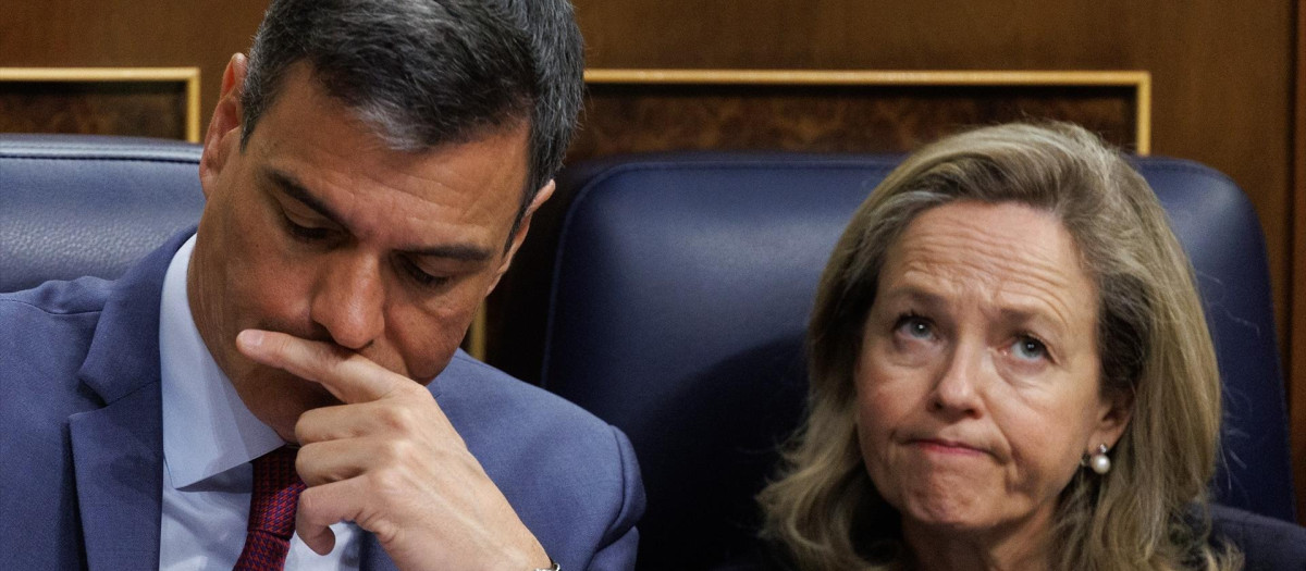 El presidente del Gobierno, Pedro Sánchez y la vicepresidenta primera y ministra de Asuntos Económicos y Transformación Digital, Nadia Calviño.