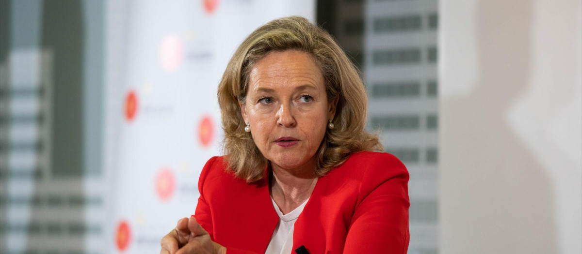 La vicepresidenta primera y ministra de Asuntos Económicos, Nadia Calviño, interviene en un acto organizado por el Instituto Elcano en el Ministerio de Economía, a 5 de junio de 2023, en Madrid (España). El acto ha abordado los retos a los que se enfrenta Europa, con especial atención a la profundización de la Unión Económica y Monetaria, los desafíos para la competitividad, las transiciones digital y verde y otras prioridades de la presidencia española, que tendrá lugar en el segundo semestre de 2023. El evento se ha desarrollado bajo el lema ‘Construyendo alianzas para una economía europea más resiliente’.
05 JUNIO 2023;ECONOMÍA;EUROPA;HOLANDA;PAÍSES BAJOS;MINISTERIO;MINISTRA;
Matias Chiofalo / Europa Press
05/6/2023