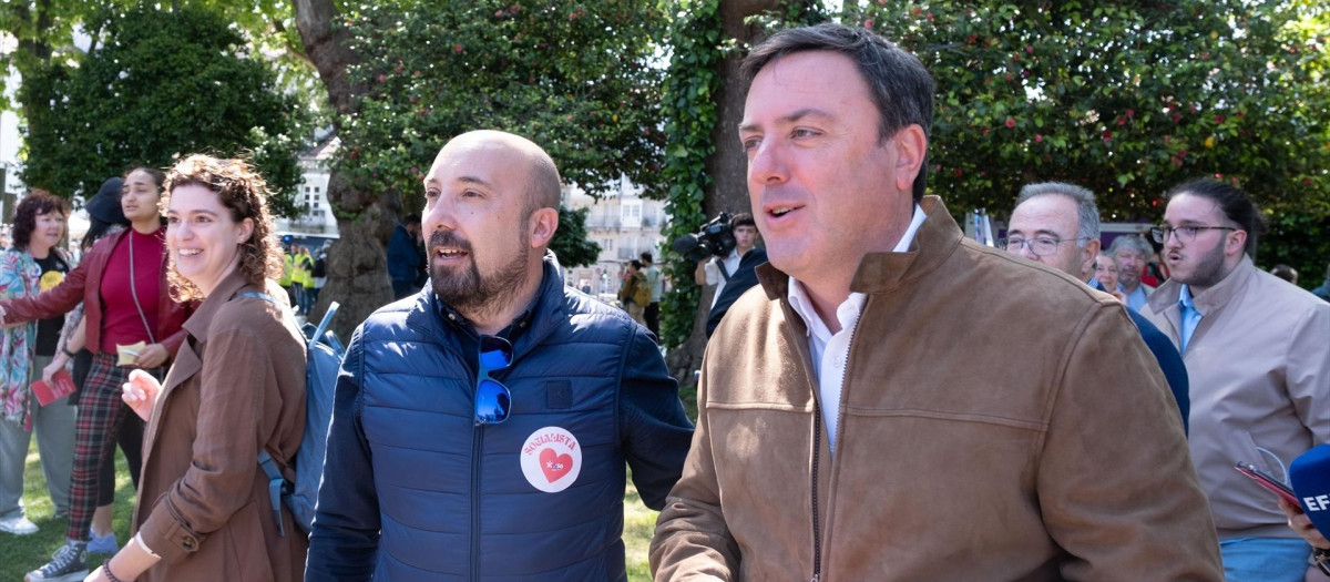 El concejal de Economía, Hacienda del ayuntamiento de A Coruña, José Manuel Lage (i), y el secretario general del Partido Socialista de Galicia, Valentín González-Formoso (d9, se manifiestan por el Día de las Letras Galegas, que se celebra hoy, a 17 de mayo de 2023, en Santiago de Compostela, A Coruña, Galicia (España). El Día de las Letras Gallegas es una celebración instituida en 1963 por la Real Academia Gallega para homenajear a aquellas personas que destacan por su creación literaria en idioma gallego o por su defensa de dicha lengua.
17 MAYO 2023;GALEGO;GALLEGO;LENGUA GALEGA;DÍA DE LAS LETRAS GALEGAS;CONCENTRACIÓN;
César Arxina / Europa Press
17/5/2023