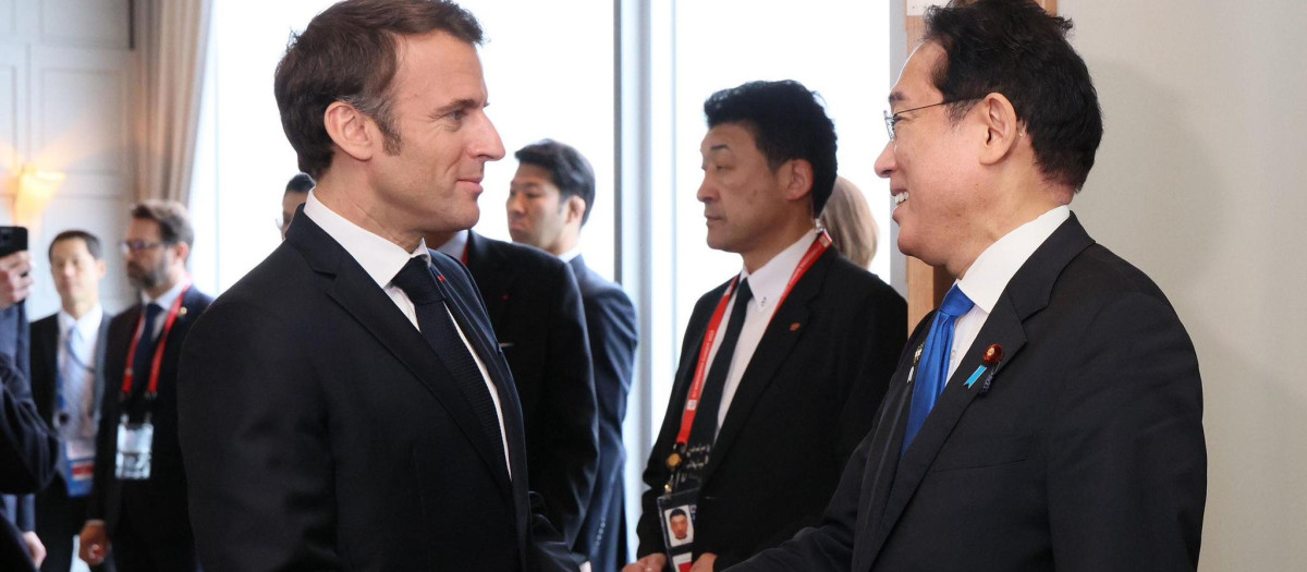 El presidente de Francia Emmanuel Macron y el primer ministro Fumio Kishida en Hiroshima