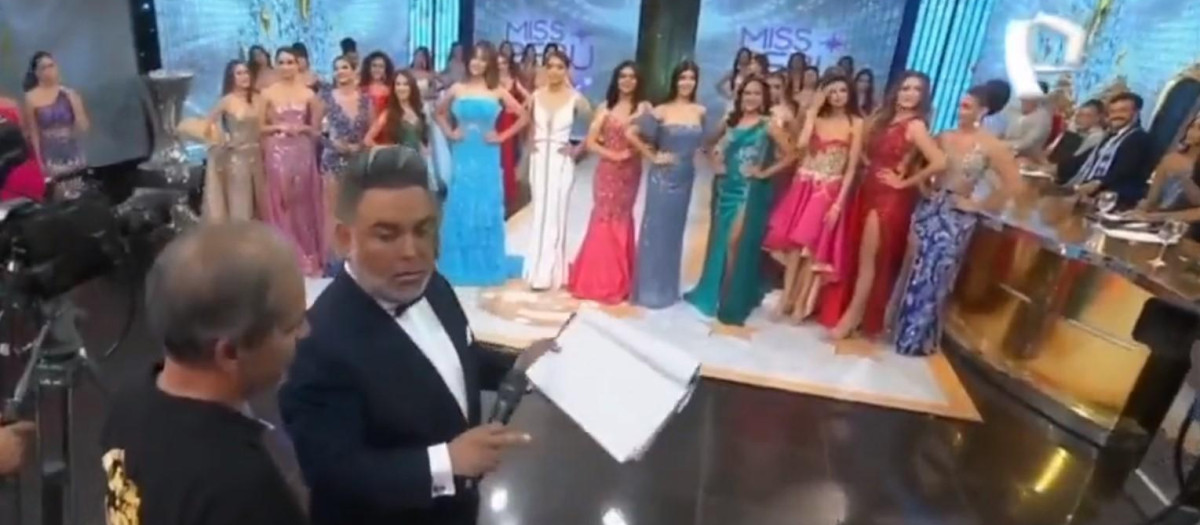 Andrés Hurtado en el momento de despedir al productor de su programa en la televisión peruana