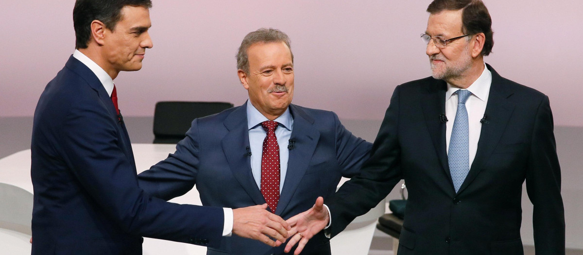 GRA404. MADRID, 14/12/2015.- El presidente del Ejecutivo, Mariano Rajoy (d), y el líder del PSOE, Pedro Sánchez (i), candidatos a la presidencia del Gobierno para las elecciones generales del 20D, se saludan en presencia del presidente de la Academia de Televisión y moderador del debate, Manuel Campo Vidal (c), antes del 'cara a cara' mantenido hoy en la sede de la Academia en Madrid. EFE/Juanjo Martín
