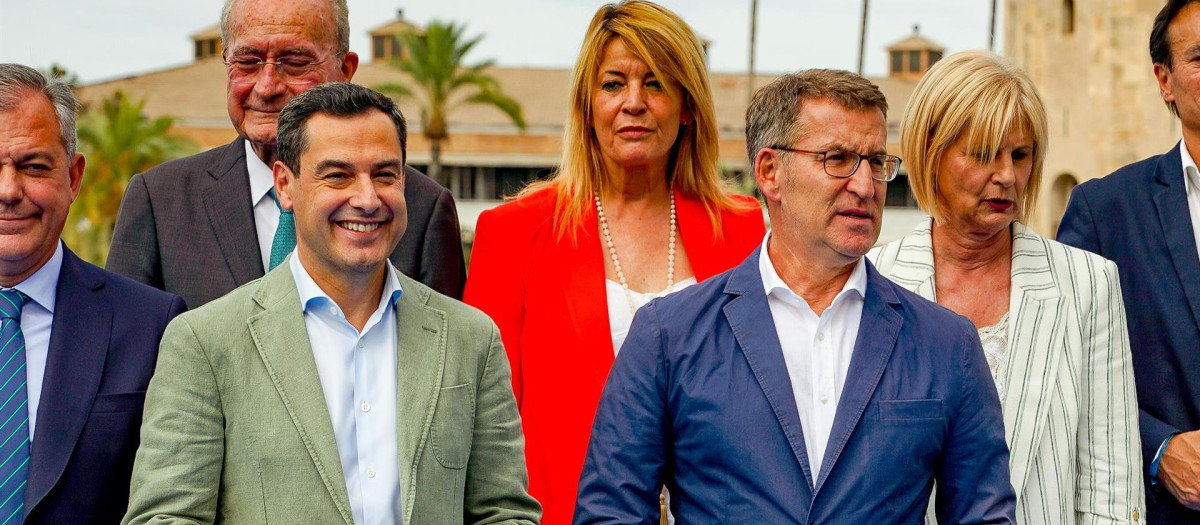 Alberto Núñez Feijóo, junto a Juanma Moreno en la Junta Directiva del PP andaluz