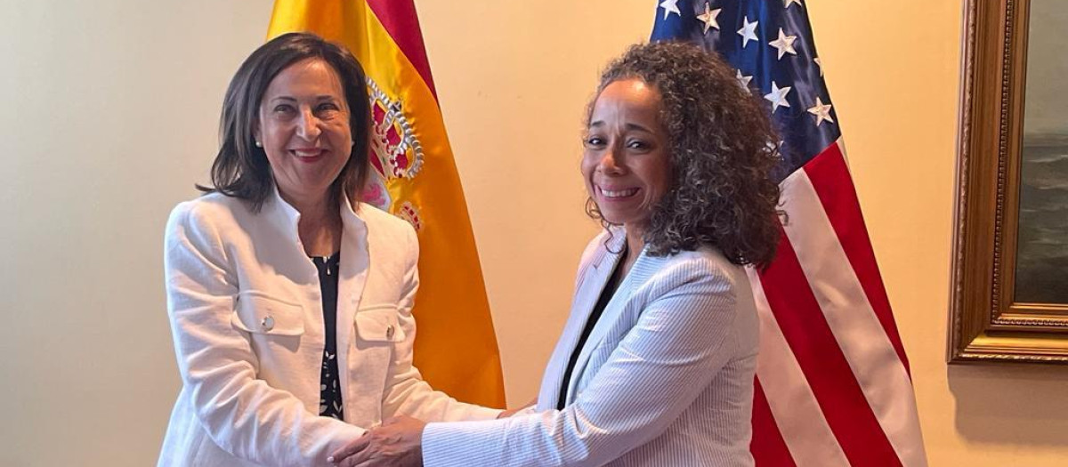 La ministra de Defensa, Margarita Robles, rubrica el acuerdo sobre Rota con la embajadora estadounidense