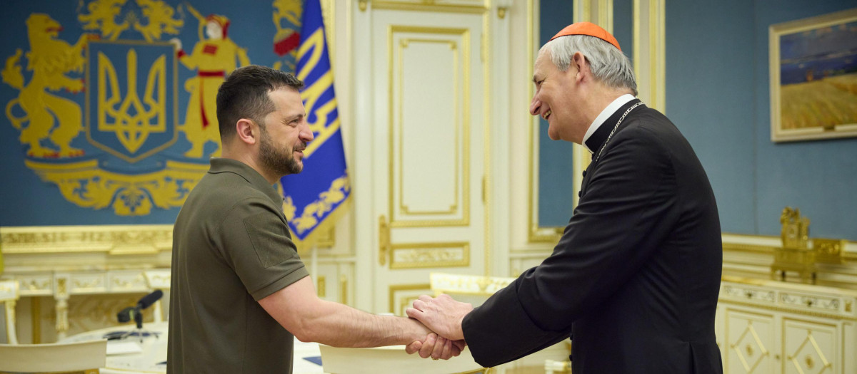 Encuentro entre el presidente ucraniano, Zelenski, y el enviado del Vaticano, Matteo Zuppi