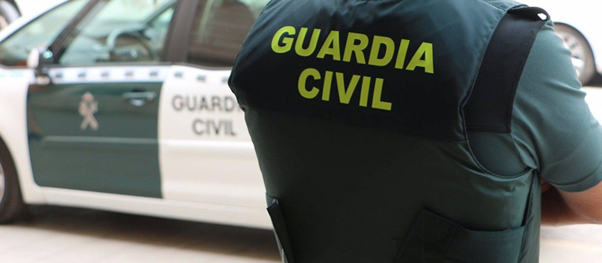 Un agente de la Guardia Civil, de espaldas, junto a un vehículo oficial.
GUARDIA CIVIL
(Foto de ARCHIVO)
01/1/1970