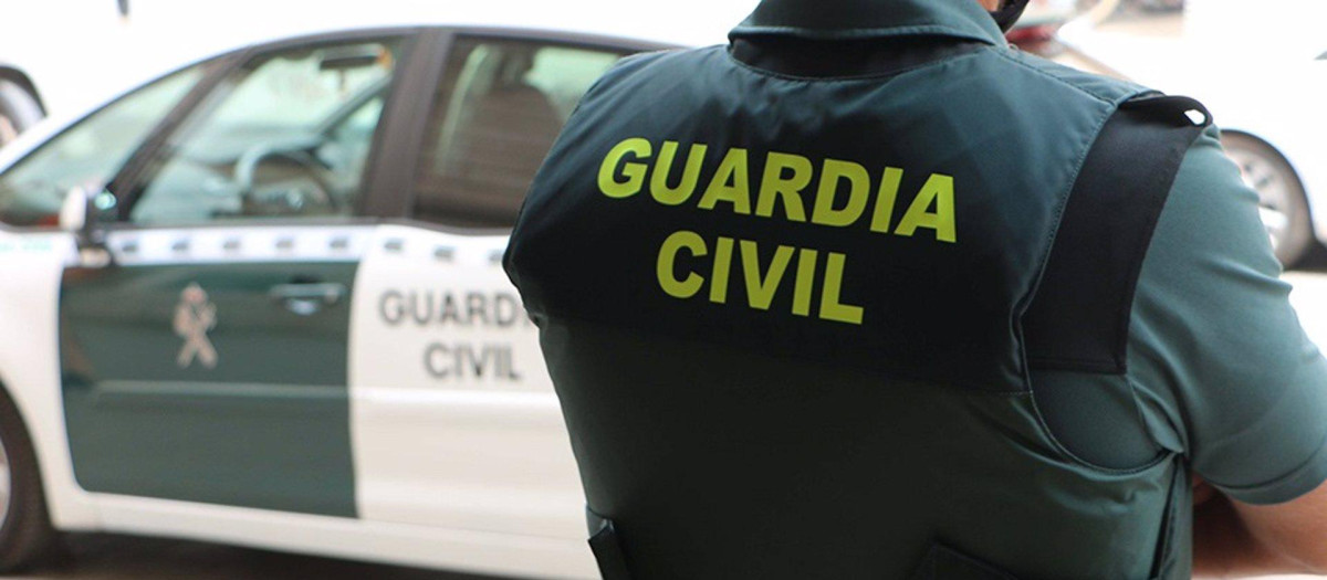 Un agente de la Guardia Civil, de espaldas, junto a un vehículo oficial.
GUARDIA CIVIL
(Foto de ARCHIVO)
01/1/1970