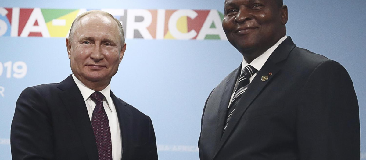 Vladimir Putin junto a Faustin-Archange Touadéra, el presidente de la República Centroafricana (RCA)