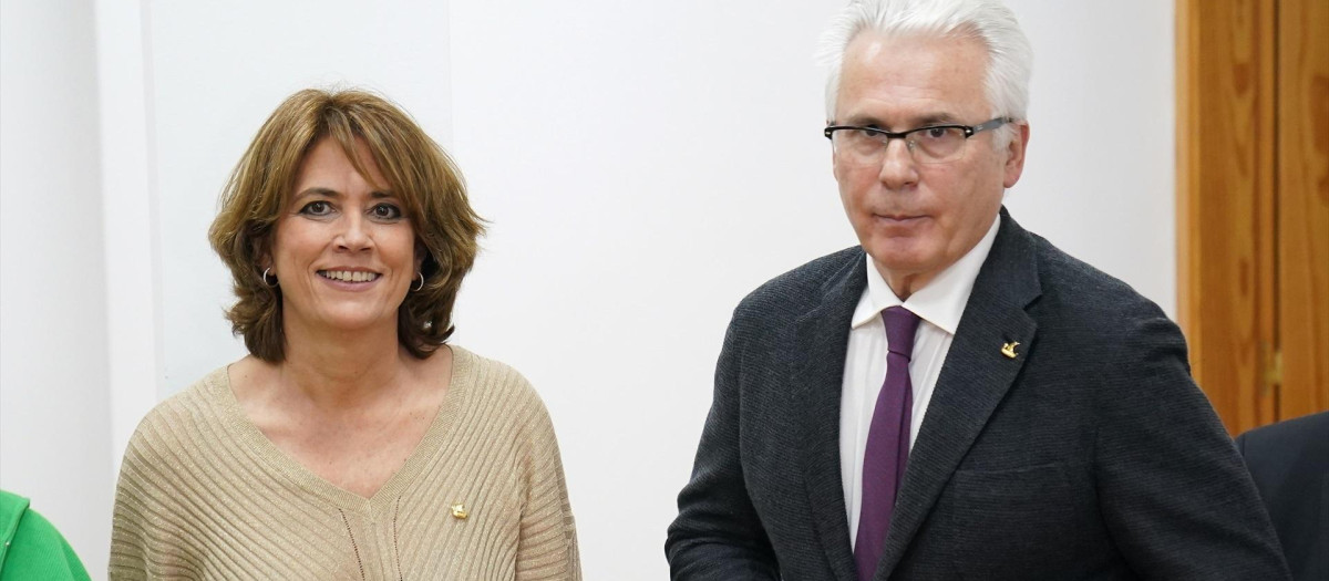 La ex ministra de Justicia y ex fiscal general del Estado, Dolores Delgado y el asesor del Tribunal Penal Internacional y ex juez Baltasar Garzón, posan a su llegada a unas jornadas organizadas por el colectivo ‘Iniciativa Cidadá pola Memoria Histórica de Vilagarcía’, en el Ayuntamiento de Catoira, a 10 de marzo de 2023, en Catoira, Pontevedra, Galicia (España). Bajo el lema 'Los caminos de la Memoria Democrática', el colectivo aborda la consideración de la iniciativa cívica a favor de la memoria que fue, y continúa siendo, "una muestra del poder de la sociedad civil en la reparación de las víctimas del franquismo en el ámbito territorial español" en el que, durante décadas, las personas comprometidas con esta causa y sus familiares lucharon por el reconocimiento y la reparación de las injusticias cometidas durante el régimen franquista.
10 MARZO 2023;MEMORIA HISTORICA;CATOIRA;GARZON;DOLORES DELGADO;MEMORIA;GALICIA;JUEZ;JUSTICIA
Álvaro Ballesteros / Europa Press
(Foto de ARCHIVO)
10/3/2023