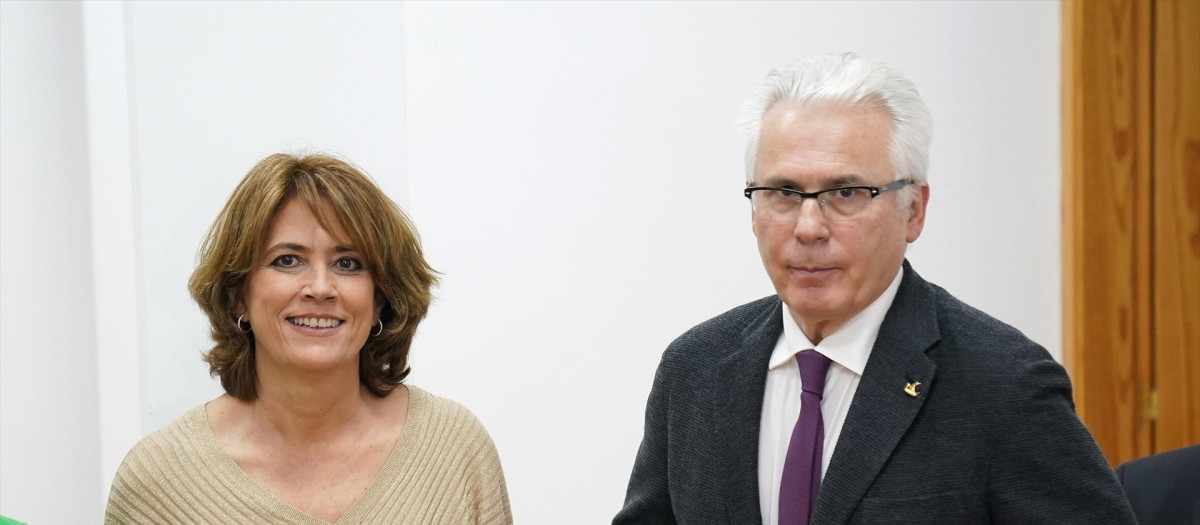 La ex ministra de Justicia y ex fiscal general del Estado, Dolores Delgado y el asesor del Tribunal Penal Internacional y ex juez Baltasar Garzón, posan a su llegada a unas jornadas organizadas por el colectivo ‘Iniciativa Cidadá pola Memoria Histórica de Vilagarcía’, en el Ayuntamiento de Catoira, a 10 de marzo de 2023, en Catoira, Pontevedra, Galicia (España). Bajo el lema 'Los caminos de la Memoria Democrática', el colectivo aborda la consideración de la iniciativa cívica a favor de la memoria que fue, y continúa siendo, "una muestra del poder de la sociedad civil en la reparación de las víctimas del franquismo en el ámbito territorial español" en el que, durante décadas, las personas comprometidas con esta causa y sus familiares lucharon por el reconocimiento y la reparación de las injusticias cometidas durante el régimen franquista.
10 MARZO 2023;MEMORIA HISTORICA;CATOIRA;GARZON;DOLORES DELGADO;MEMORIA;GALICIA;JUEZ;JUSTICIA
Álvaro Ballesteros / Europa Press
(Foto de ARCHIVO)
10/3/2023