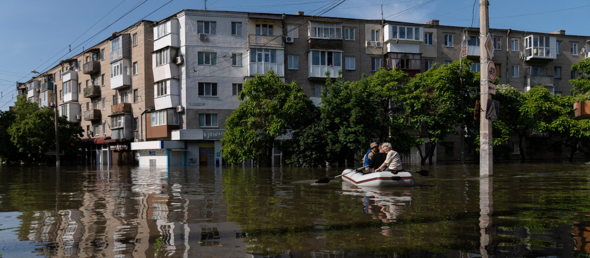 Personal de defensa civil ucraniano rescata a residentes del sur de Jersón