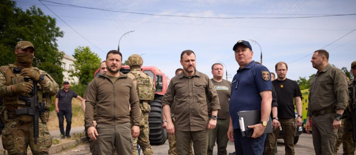 Zelenski visita Jersón tras las inundaciones por la destrucción de la presa