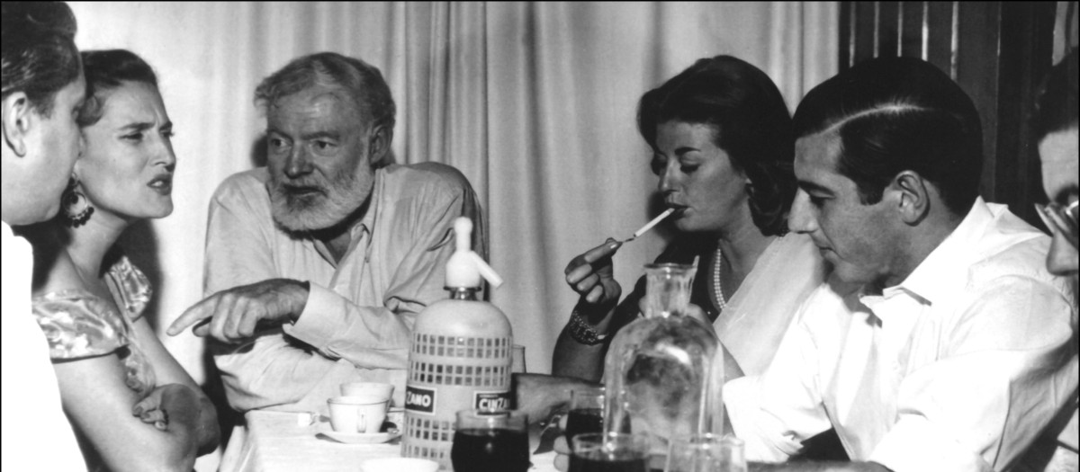 Ernest Hemingway y Antonio Ordóñez junto a su mujer Carmen Dominguín (a la derecha)