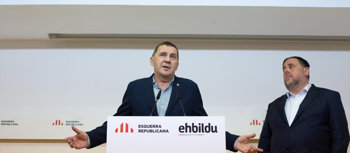 Los líderes de Bildu, Arnaldo Otegi, y de ERC, Oriol Junqueras, durante una comparecencia conjunta el año pasado