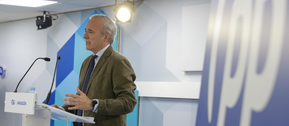 El presidente del PP de Aragón y ganador de las elecciones del 28M, Jorge Azcón, atiende a los medios de comunicación tras su reunión hoy miércoles en la sede del Gobierno aragonés con el presidente en funciones Javier Lambán para analizar el resultado de las elecciones autonómicas del 28 de mayo. EFE / Javier Cebollada.