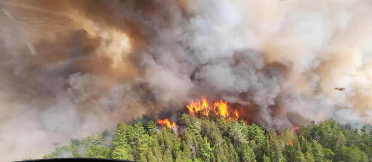 Fotografía cedida por el Gobierno de Ontario que muestra un incendio forestal