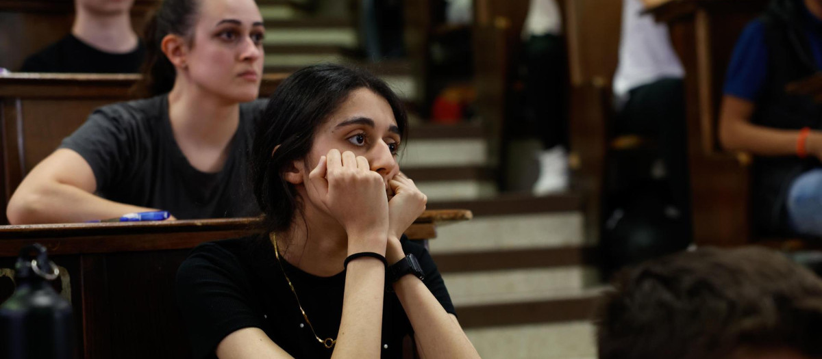 Una estudiante antes de comenzar el primer día de exámenes de la EBAU en la Ciudad Universitaria de Madrid