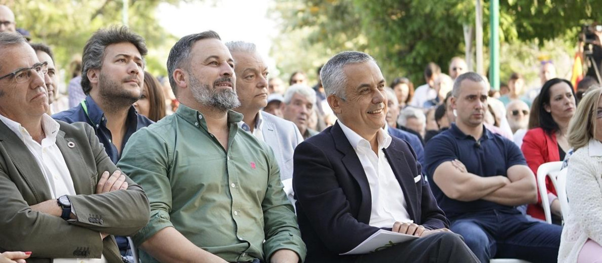 El candidato de Vox a la Alcaldía de Cáceres, Eduardo Gutiérrez (c), el presidente de Vox, Santiago Abascal (2d), y el candidato de Vox a la Presidencia de la Junta de Extremadura, Ángel Pelayo Gordillo (d), durante un acto electoral, en el Parque Padre Pacífico, a 19 de mayo de 2023, en Cáceres, Extremadura (España). El acto se ha celebrado de cara a las próximas elecciones municipales y autonómicas del 28 de mayo.
19 MAYO 2023;VOX;CAMPAÑA;ELECCIONES;28M;28 DE MAYO;COMICIOS;CAMPAÑA ELECTORAL
Carlos Criado / Europa Press
19/5/2023