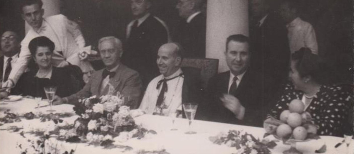 El doctor Fleming, en el Círculo de la Amistad, junto al obispo fray Albino