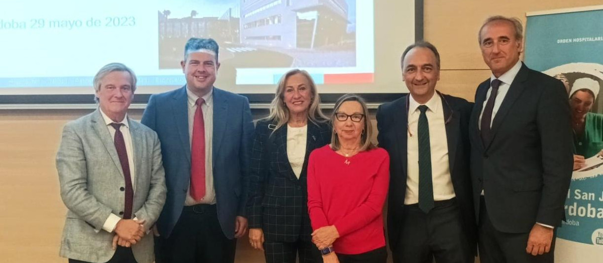 Equipo de dirección del Hospital San Juan de Dios con el doctor Muñoz Casares y representantes de la AECC Córdoba