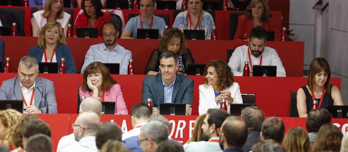 MADRID, 10/06/2023.- El presidente del Gobierno, Pedro Sánchez (c) junto con la ministra de Hacienda, María Jesús Montero (2d), la presidenta del PSOE, Cristina Narbona (2i) y el secretario de organización del partido, Santos Cerdán (i) presiden este sábado la reunión del Comité Federal del PSOE en la sede del partido en Madrid. EFE/JJ Guillén
