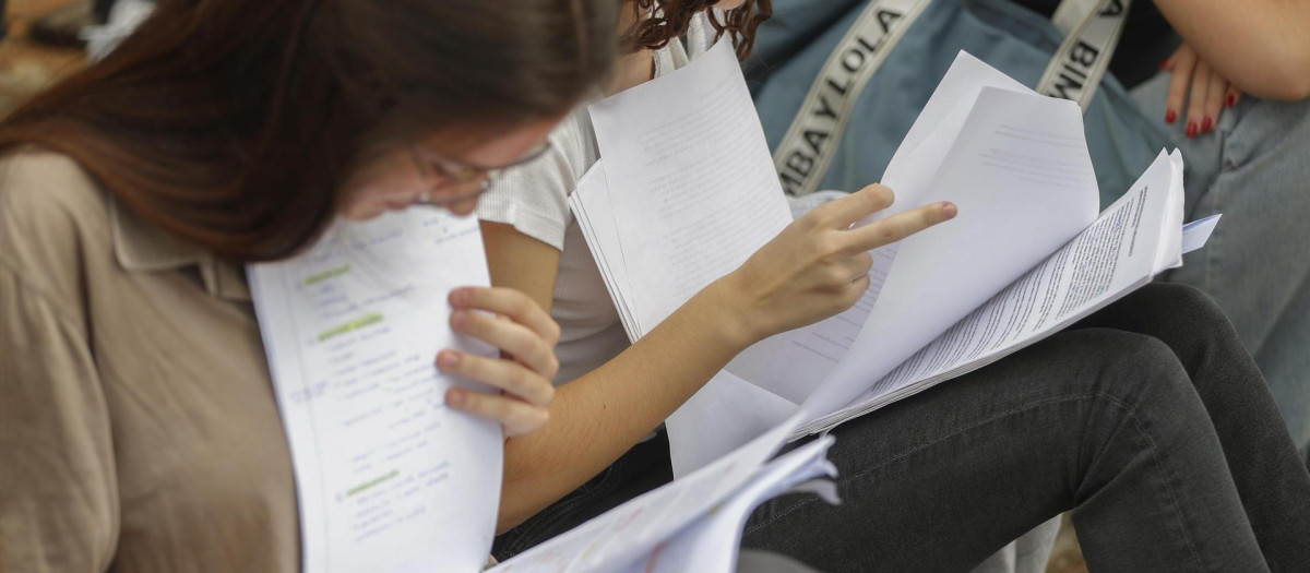Varios alumnos dan el último repaso antes de comenzar los exámenes de la Evaluación del Bachillerato para el Acceso a la Universidad (EBAU)