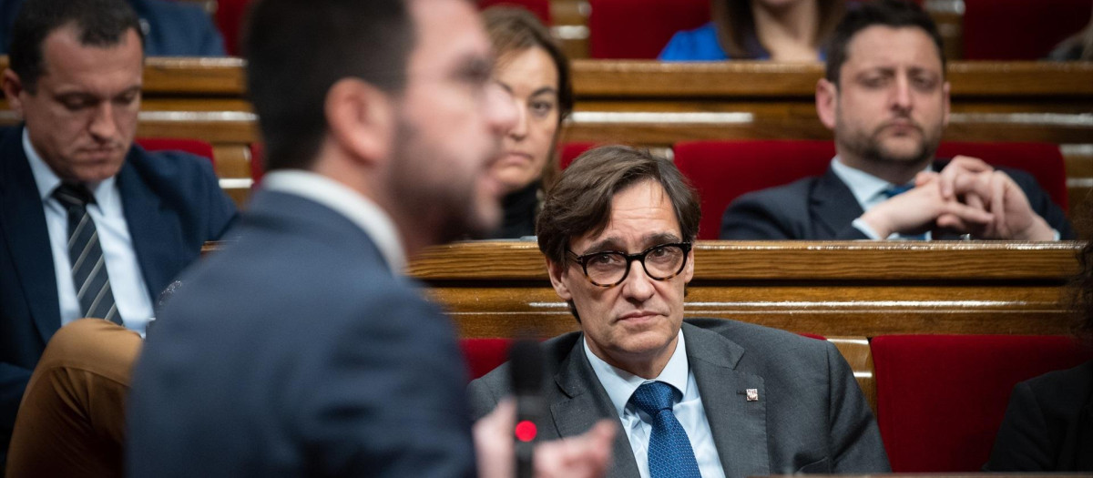 El líder del PSC, Salvador Illa, mientras interviene el presidente de la Generalitat, durante una sesión de control al Govern, en el Parlament de Catalunya, a 8 de febrero de 2023, en Barcelona, Catalunya (España). Durante el pleno, se debate una proposición de ley de Junts contra la ocupación de viviendas para que comunidades de vecinos y ayuntamientos puedan pedir el desahucio de pisos ocupados conflictivos de grandes tenedores en caso de que los dueños no lo hagan. El pleno comienza con una sesión de control al presidente de la Generalitat, la primera después de que el Govern haya logrado un pacto, en este caso con el PSC, para la aprobación de los Presupuestos 2023.
08 FEBRERO 2023;JUNTS;OCUPACIONES;VIVIENDA;SESIÓN DE CONTROL
David Zorraquino / Europa Press
(Foto de ARCHIVO)
08/2/2023