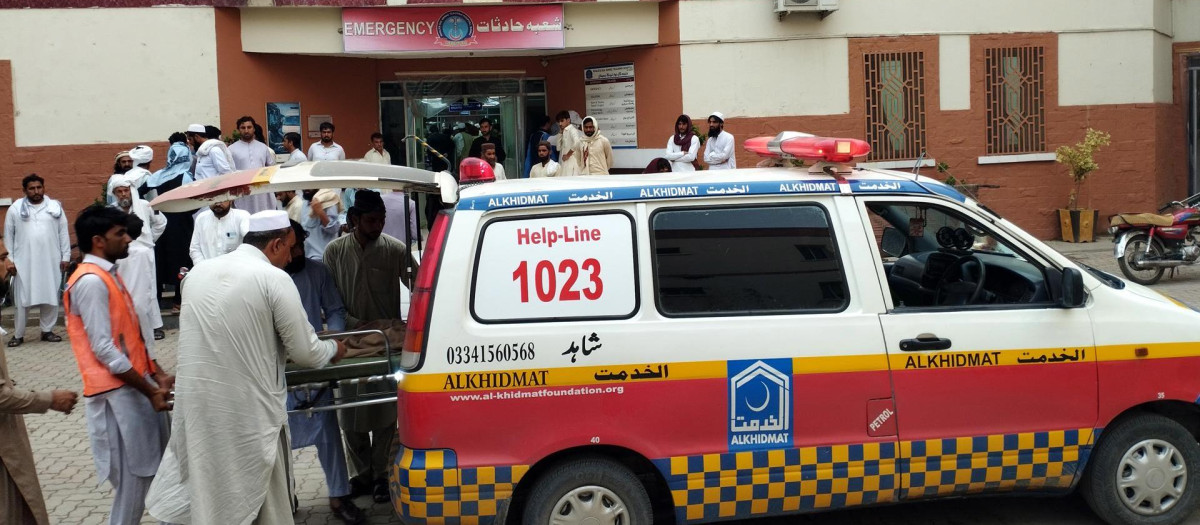 Una víctima herida es trasladada de urgencia a un hospital para recibir tratamiento médico después de las fuertes lluvias, en Bannu