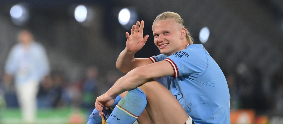 Erling Haaland sentado en el suelo en la celebración de la Champions