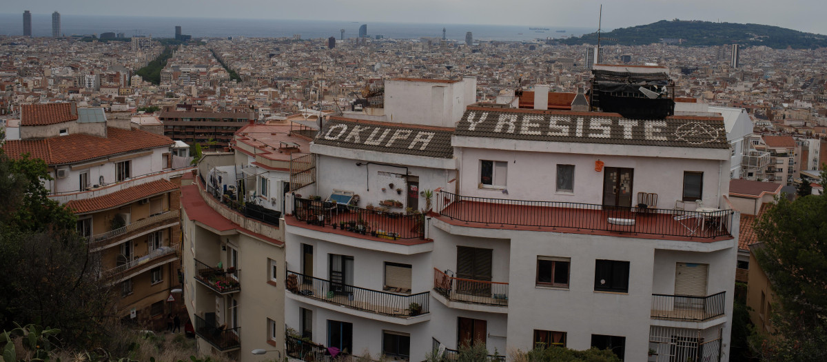 El edificio okupado 'Los Blokes Fantasma' en Barcelona